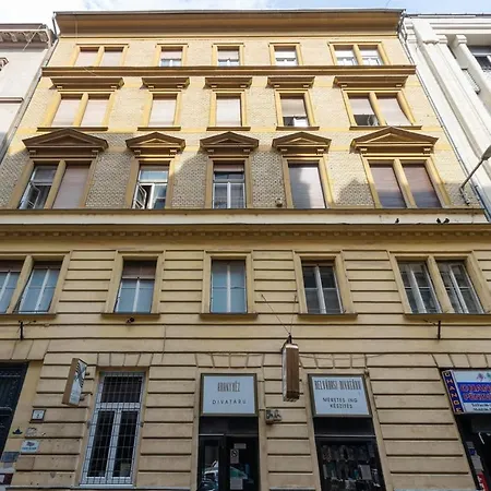 D.five Aranykez Budapest
